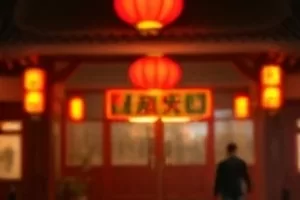 免费电影在线观看平台首页横版主视觉，蓝色放映光束穿过幕布